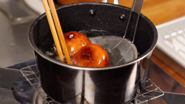 When the surface becomes crispy and thoroughly browned, remove the manju with a mesh strainer.
