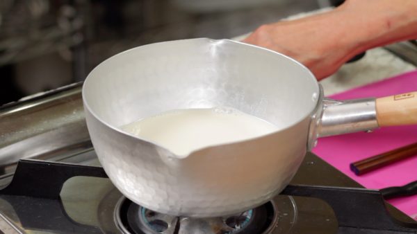Kemudian, panaskan susu kedelai kedalam panci. Kami rekomendasikan untuk menggunakan susu kedelai yang kental dengan kandungan kedelai utuh lebih dari 12% . Jika jenis susu kedelai ini tidak tersedia, panaskan secara perlahan susu kedelai biasa sampai berkurang airnya sekitar 20 sampai 30% .