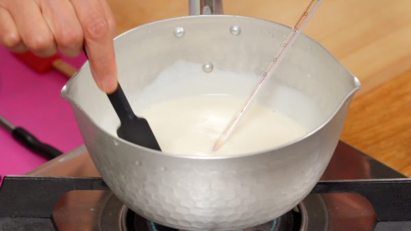 Asegúrate de seguir revolviendo la leche de soja para evitar que se forme una costra encima.
