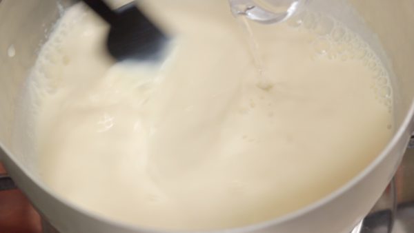 Ahora, vamos a revolver a velocidad constante la leche de soja, mientras añadimos el coagulante nigari. Ten cuidado de no mezclar demasiado la mezcla, de lo contrario el tofu no tendrá una textura suave.