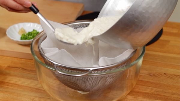 Strain the tofu with a mesh strainer covered with a paper towel.