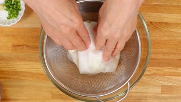 Presiona suavemente el tofu para ayudar a eliminar el exceso de agua.