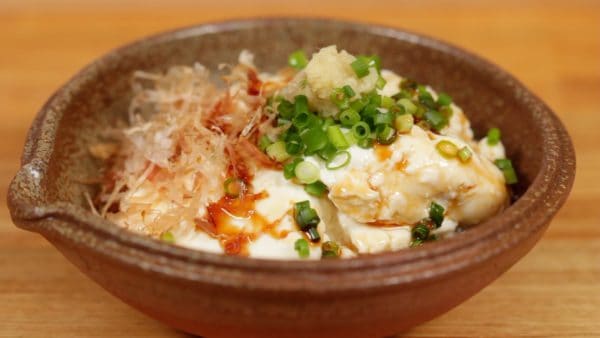 Als Letztes gibst Du die Dashi-Sojasoße oder normale Sojasoße über den Tofu.