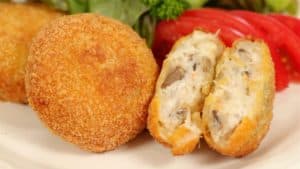 Lire la suite à propos de l’article Recette de Korokke crémeuse au crabe (croquettes frites japonaises garnies avec de la sauce blanche et des fruits de mer)