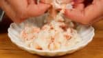 D'abord, préparez la chair de crabe. Émiettez la chair de crabe avec vos doigts. Si vous utilisez du crabe en boite, égouttez-le avec une passoire avant. 