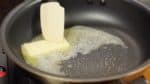 Agora vamos fazer o recheio para o croquete. Aqueça uma frigideira e derreta a manteiga sem sal.