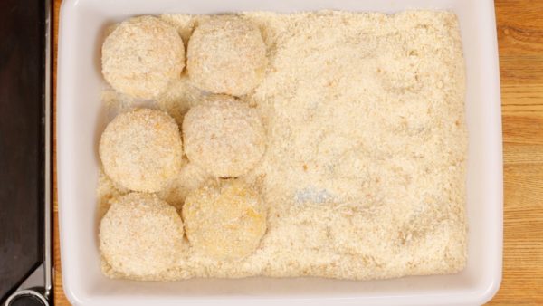 As for the remaining flour and panko, sift each with a strainer into another bag, store them in the refrigerator or freezer, and use up as soon as possible.