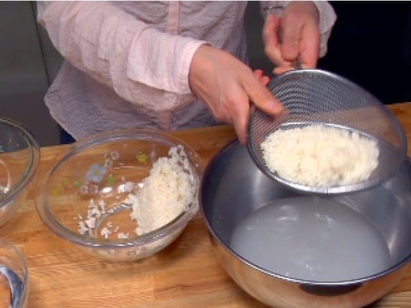 Discard the milky water with a mesh strainer and place the rice in the bowl.