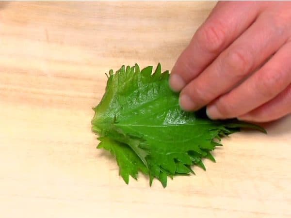 Cut off the stems of the shiso leaves.