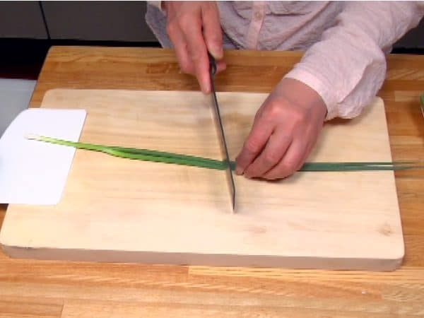 Cut the sping onion leaf in 4 pieces.