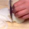 Coupez l'oignon doux en tranches fines.