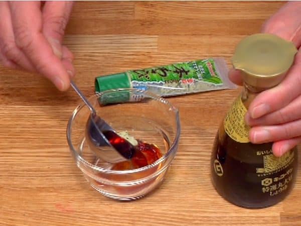 Let's season the toppings with the wasabi soy sauce. Dissolve the wasabi in the soy sauce.