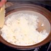 Mélangez le riz avec une spatule à riz plusieurs fois.