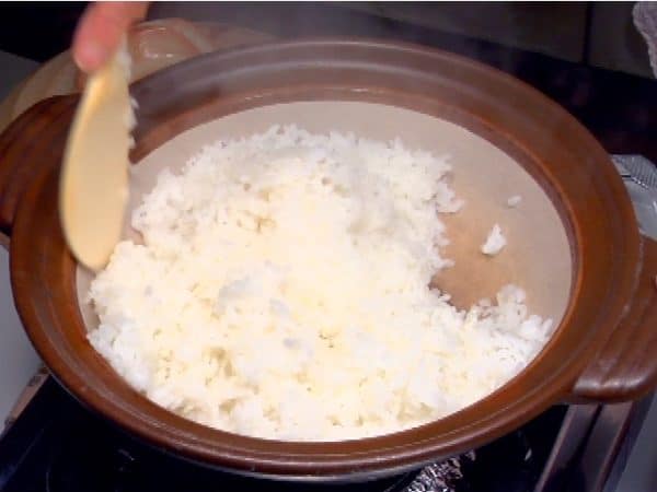 Scoop up the rice with a rice paddle several times.