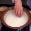 Ajoutez 400 ml (1.69 cups) d'eau dans la cocotte et veillez à ce que le riz soit immergé.
