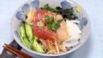 Cơm mới nấu phục vụ với cá ngừ và sò điệp được ướp bằng xì đầu mù tạt xanh (wasabi) rất ngon.