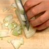 Tournez l'oignon et faites des découpes en perpendiculaire des entailles initiales. Hachez grossièrement l'oignon entier.