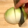 Ensuite coupez le demi-oignon en morceaux de 2 cm (0.8 inch). Coupez l'oignon en 6 quartiers.