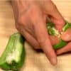 Coupez le poivron en deux. Retirez les graines à l'intérieur.