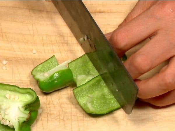 Chop the bell pepper into 2 cm (0.8") pieces.