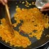 Ajoutez le curry en poudre et faites revenir 2 à 3 minutes sur feu doux. Si vous n'aimez pas la nourriture épicée, vous pouvez diminuer la quantité de curry en poudre.
