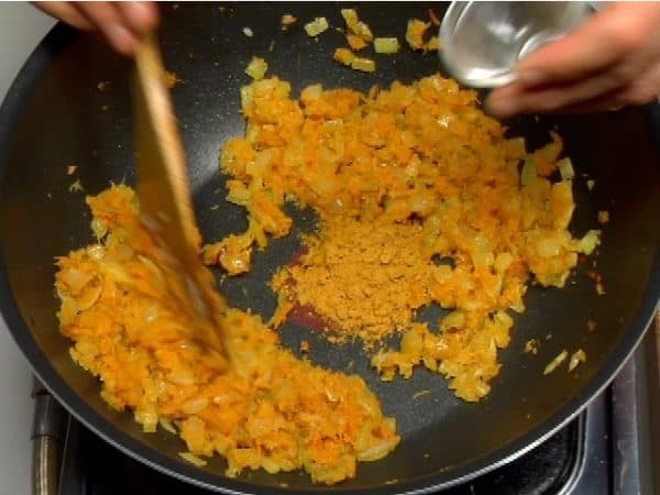 Add the curry powder and stir-fry it for 2 to 3 minutes on low heat. If you don't like spicy food, you can reduce the amount of curry powder.