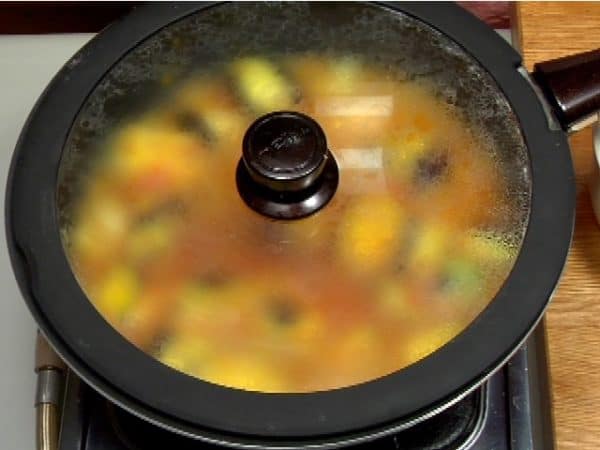 Cover with a lid. When it begins to boil, reduce the heat to low and simmer it for about 10 minutes.