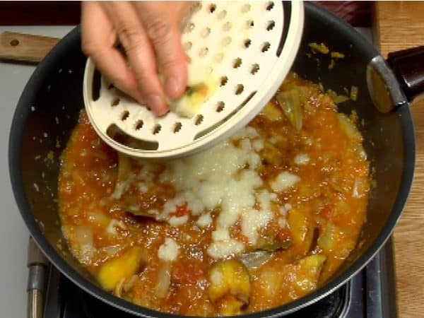 Grate the apple into the curry sauce.