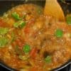 Le curry est relativement épais et il brûle facilement donc retirez de temps en temps le couvercle et mélangez le fond.