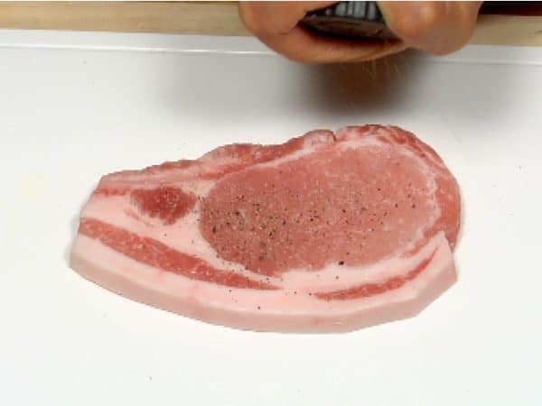 Ayo siapkan daging babi lulur luarnya untuk tonkatsu. Taburkan garam dan lada.