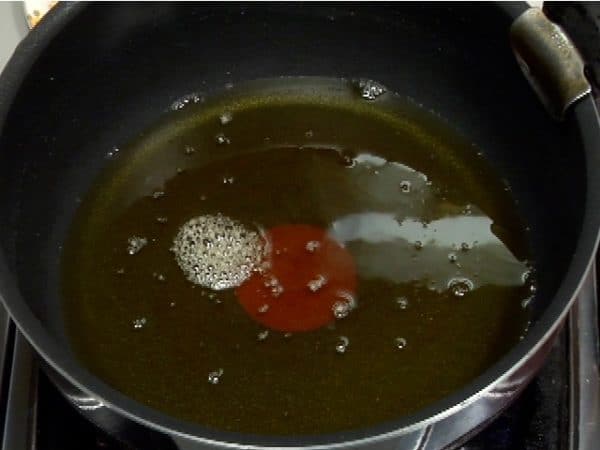 Faites frire le tonkatsu (porc pané frit). Plongez un peu de panko dans l'huile pour vérifier si l'huile est assez chaude. 