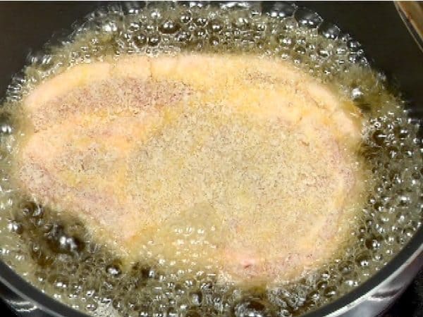 Gently place the pork in the oil and deep-fry it for 2 to 3 minutes. The oil temperature should be about 170 °C (338 °F).