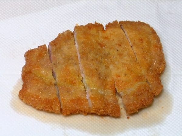 Cut the tonkatsu into 2 cm (0.8") pieces.