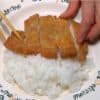 Servez le riz cuit sur une assiette. Arrangez le tonkatsu sur le riz.