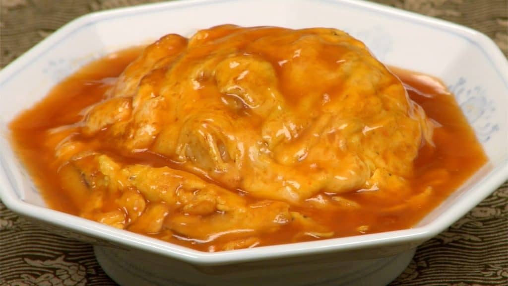 You are currently viewing Recette de Tenshinhan (omelette au crabe servie sur du riz avec une sauce au vinaigre sucré)