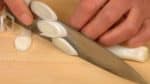 Ensuite, coupez le poireau en tranches fines diagonales.