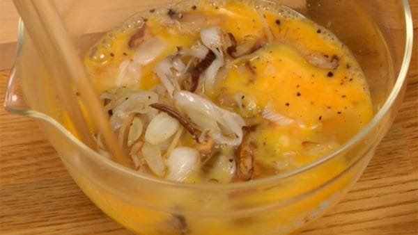 Quand ils sont légèrement dorés, ajoutez les légumes à l’œuf et mélangez rapidement. 