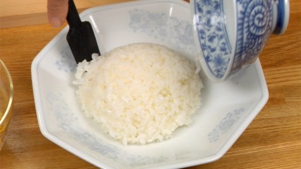 Et maintenant, préparez le Tenshinhan. D'abord, moulez le riz chaud en un dôme et placez-le sur l'assiette.