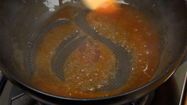 Répartissez rapidement la fécule et faites chauffer la sauce jusqu'à ce qu'elle épaississe.