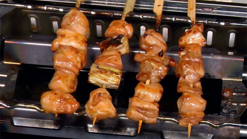 You are currently viewing Recette de Yakitori (brochettes de poulet assaisonnées avec une sauce salée et du sel / Kushiyaki)