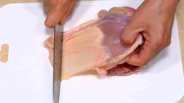 Let's prepare the ingredients for Yakitori. Remove the skin of the chicken thigh.