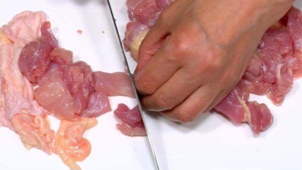 Coupez le poulet en bandes et coupez-les en morceaux de 2 cm (0.8 inch).
