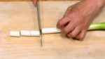 Tagliate la parte bianca del cipollotto in pezzi lunghi circa 3 cm.