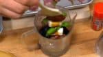 Plongez les brochettes de légumes dans la sauce yakitori.