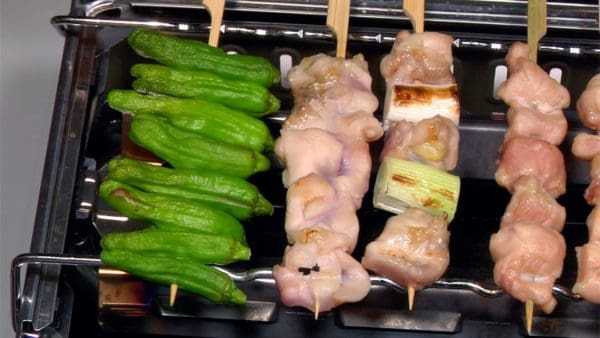 Next, cook the yakitori with the sauce.