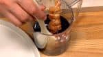 Die Hühnchen Yakitori zwei bis drei weitere Male in die Sauce tauchen, bis sie goldbraun sind.