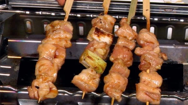 Now, the yakitori with the sauce are ready.