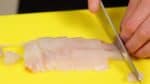 Potong filet ikan menjadi 3 cm (1.2") perpotongnya.