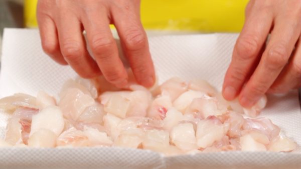 Then, distribute the fish pieces onto a tray covered with a paper towel. Cover it with another paper towel and remove the moisture thoroughly.