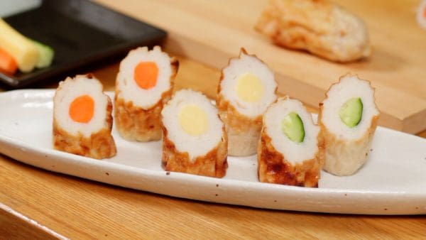 As before, insert the cheese and the carrot inside each chikuwa. And cut them in half. These chikuwa look like a traffic signal, don’t they?